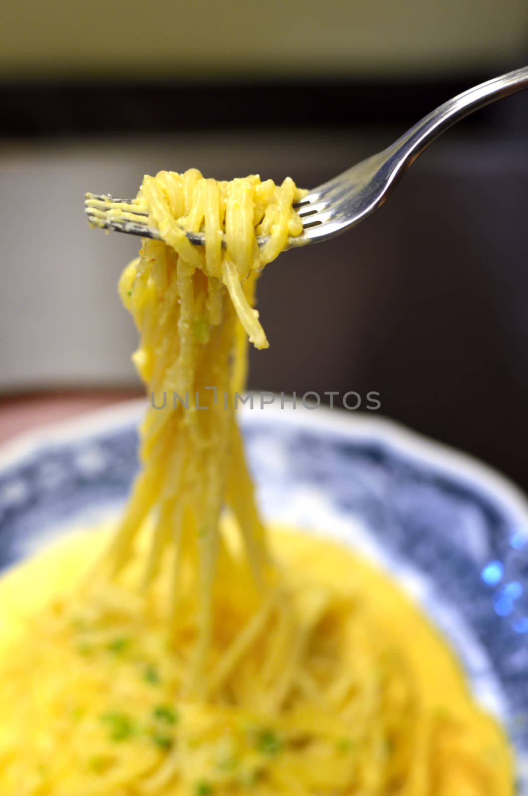 Spaghetti carbonara rolled with fork