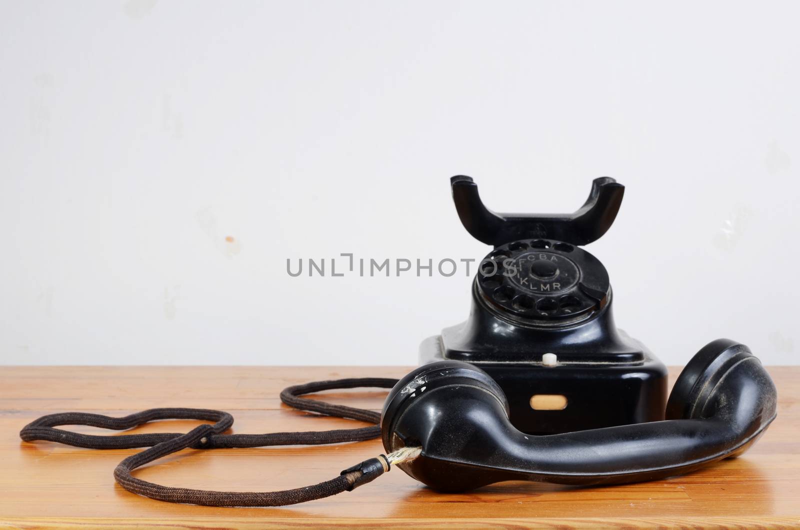 antique phone by sarkao