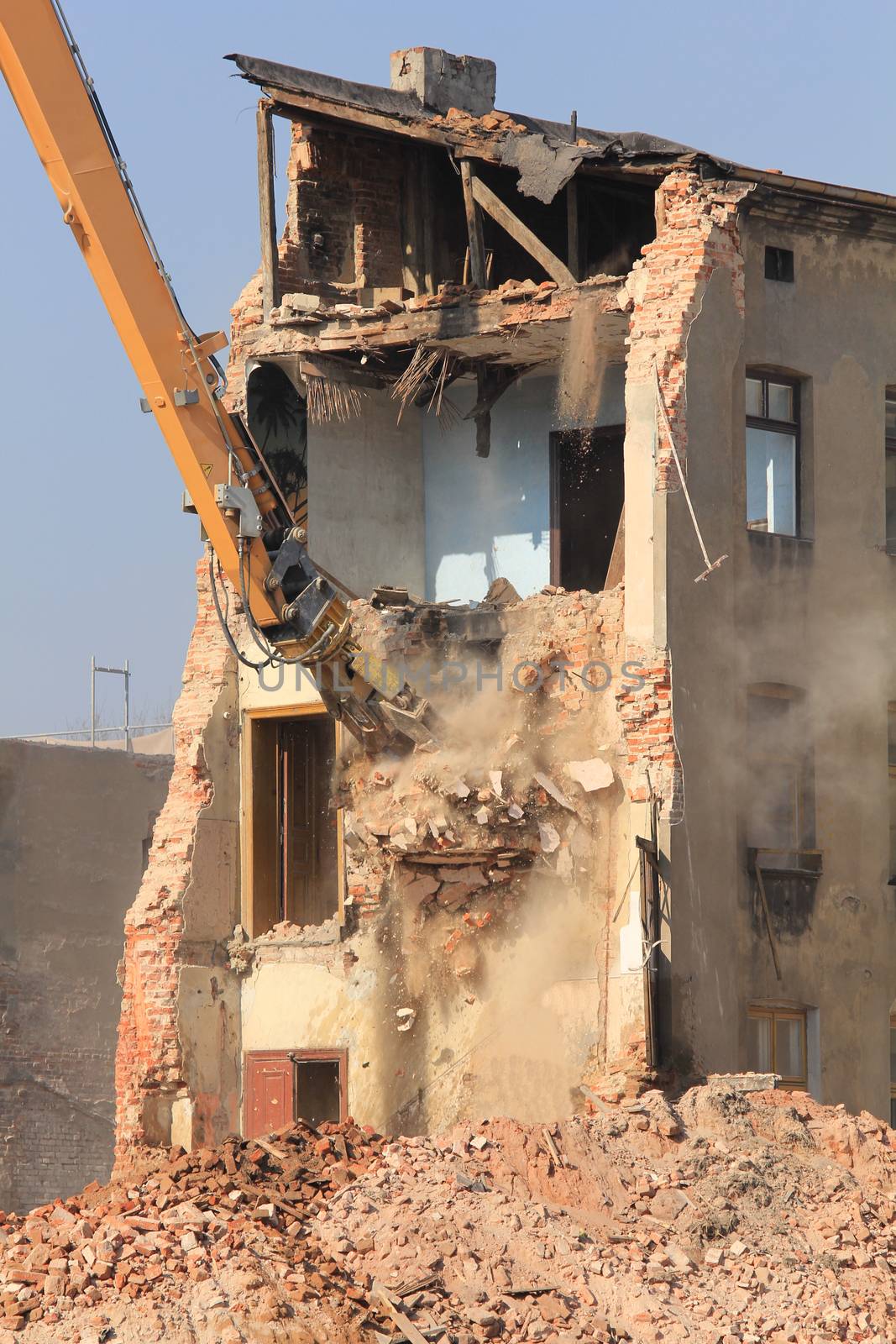 Demolition of the old building in the town by MichalLudwiczak