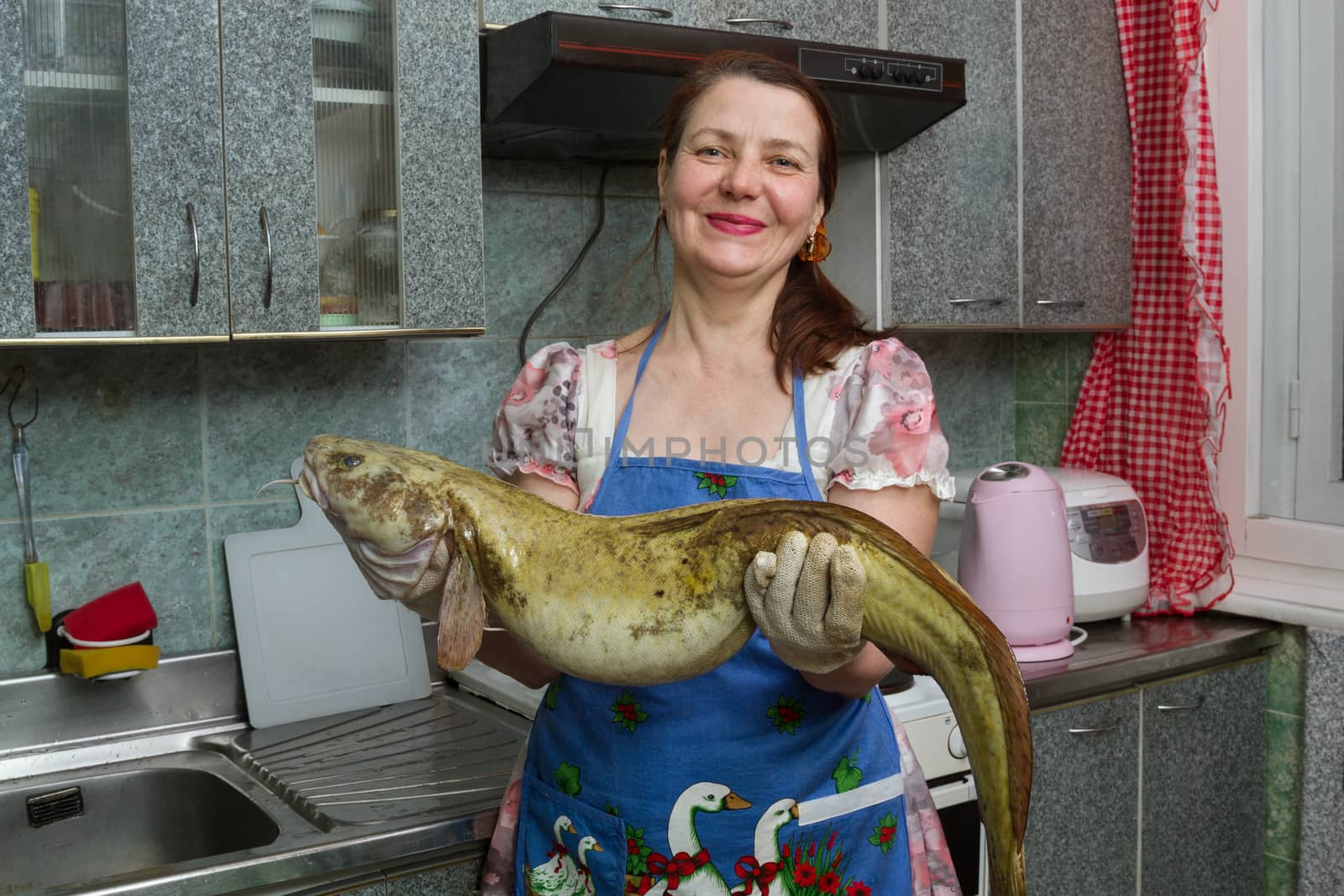 woman on kitchen with the big fish