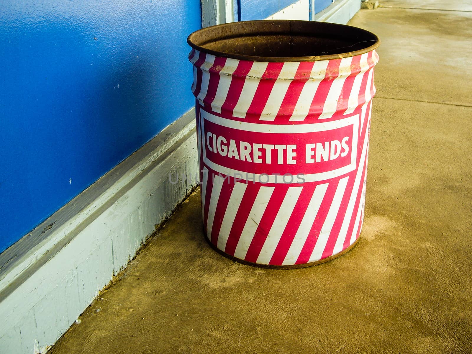 Can for cigarette disposal