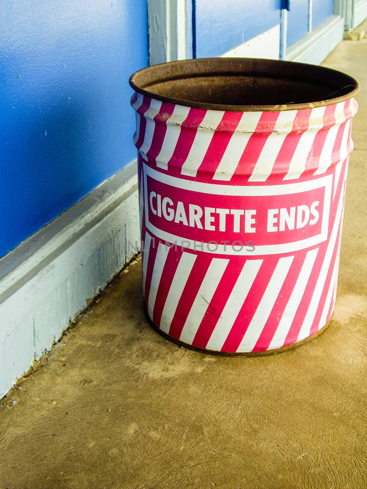 Large ashcan for cigarette disposal