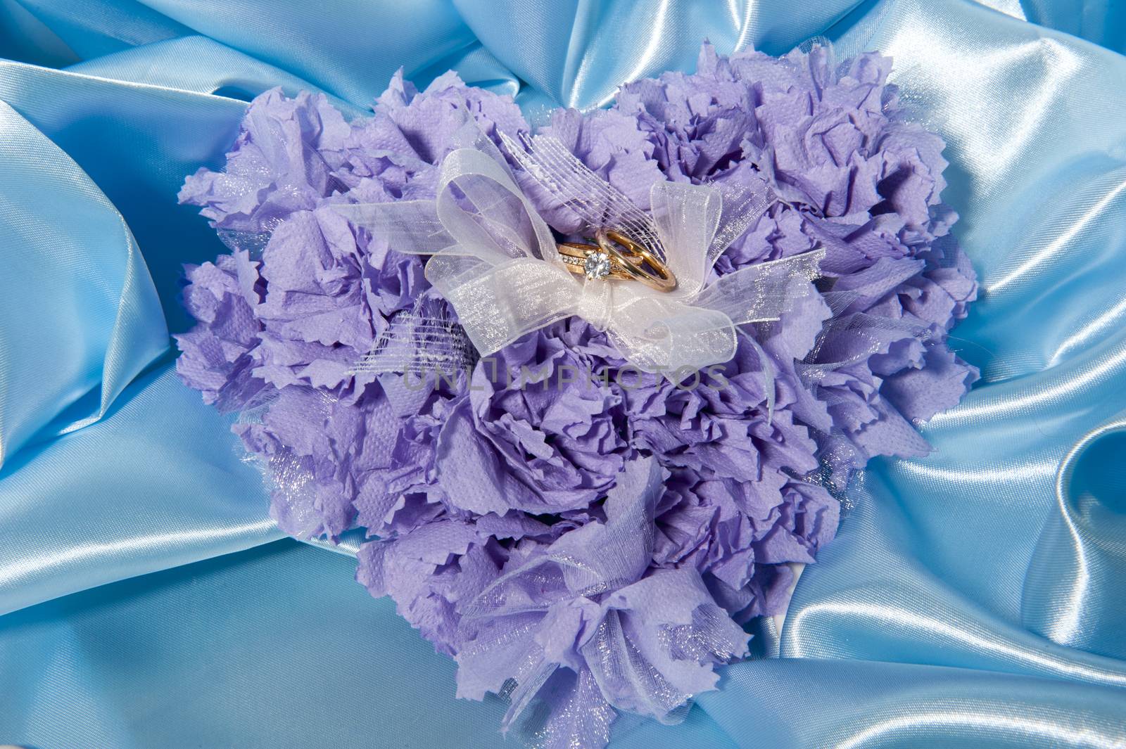 wedding accessories made ������of paper
and wedding rings