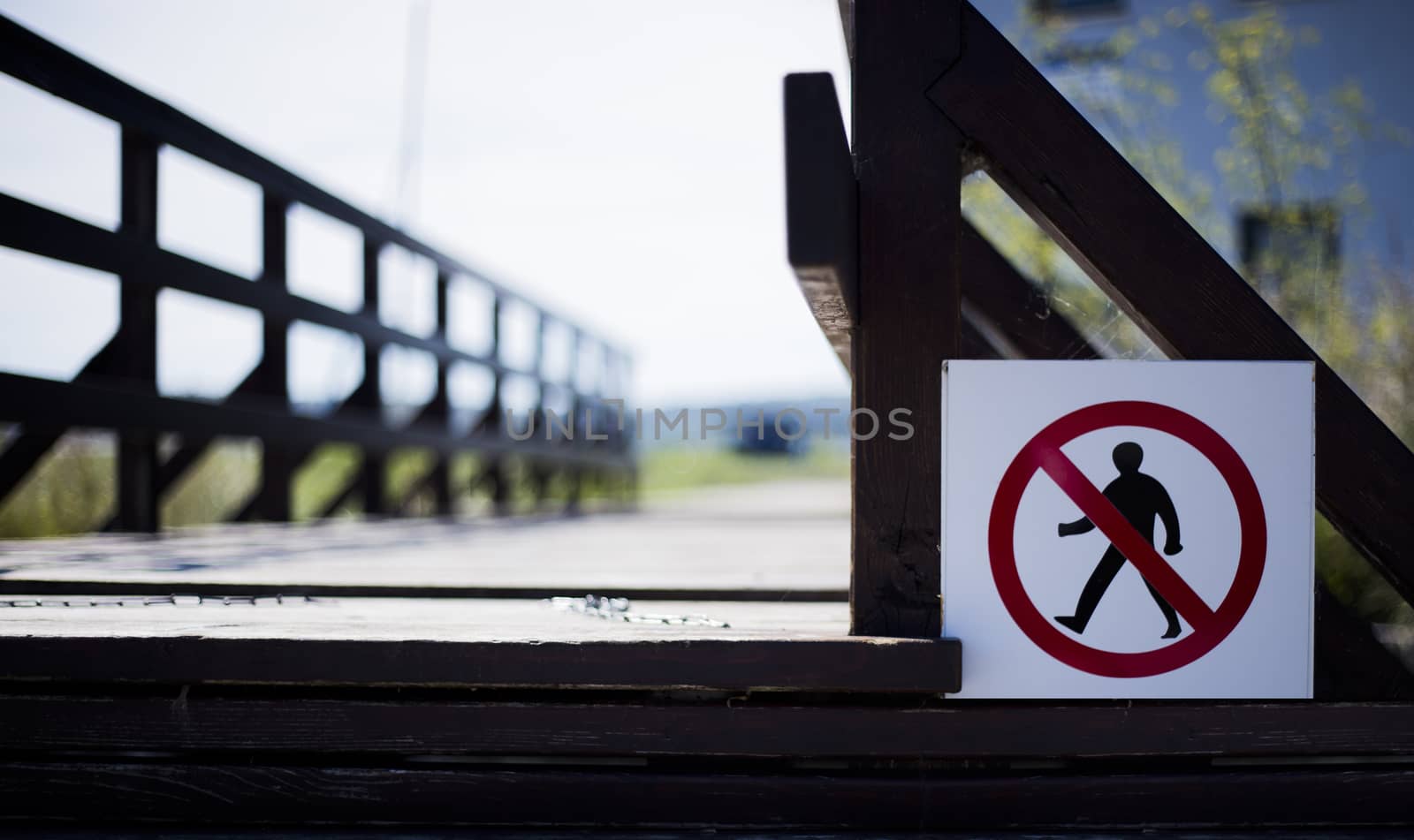 No trespassing sign by photosampler