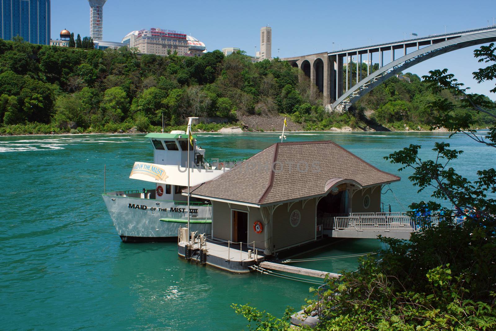 Tourists boarding the Maid of the Mist by Roka