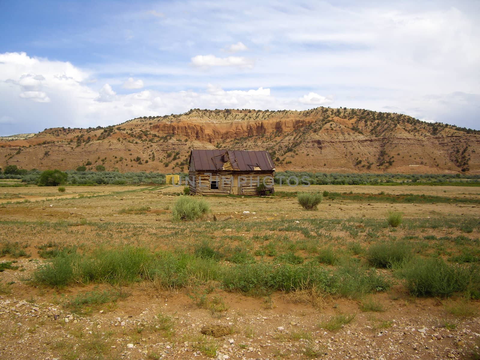 Abandoned cabin in rural Utah desert by emattil