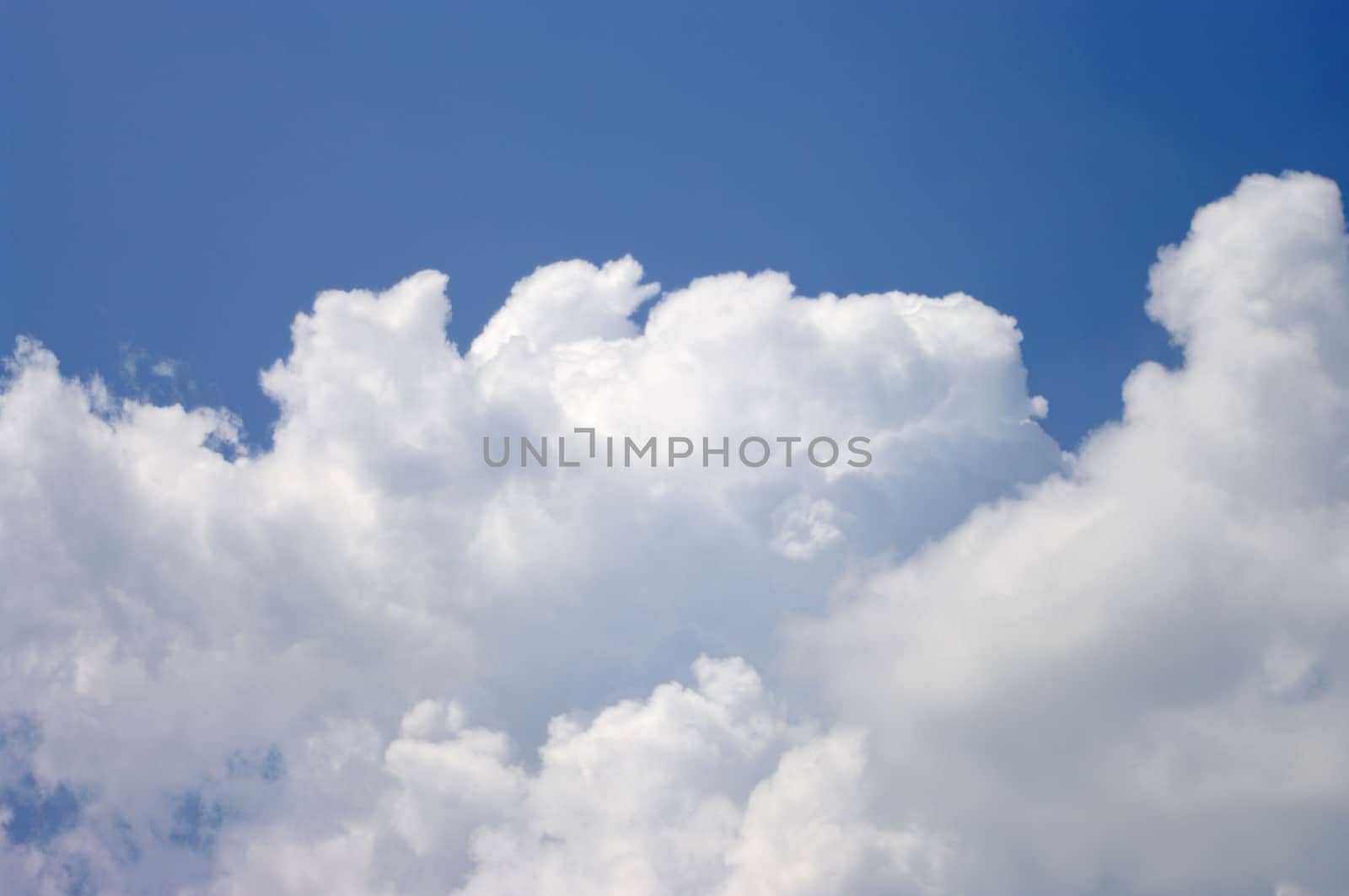 Sun ray with cloud in sky