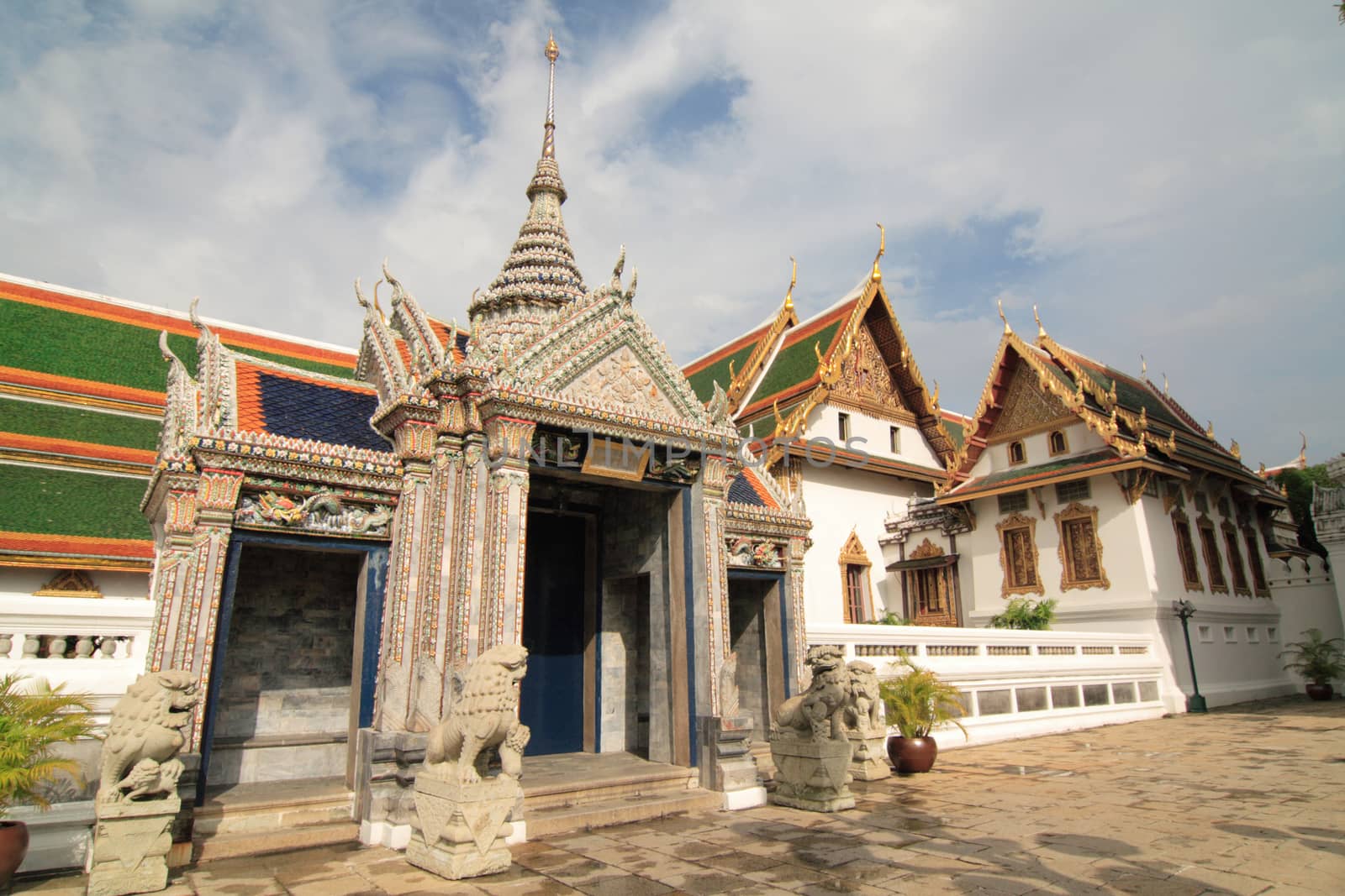 Thai temple by worachatsodsri