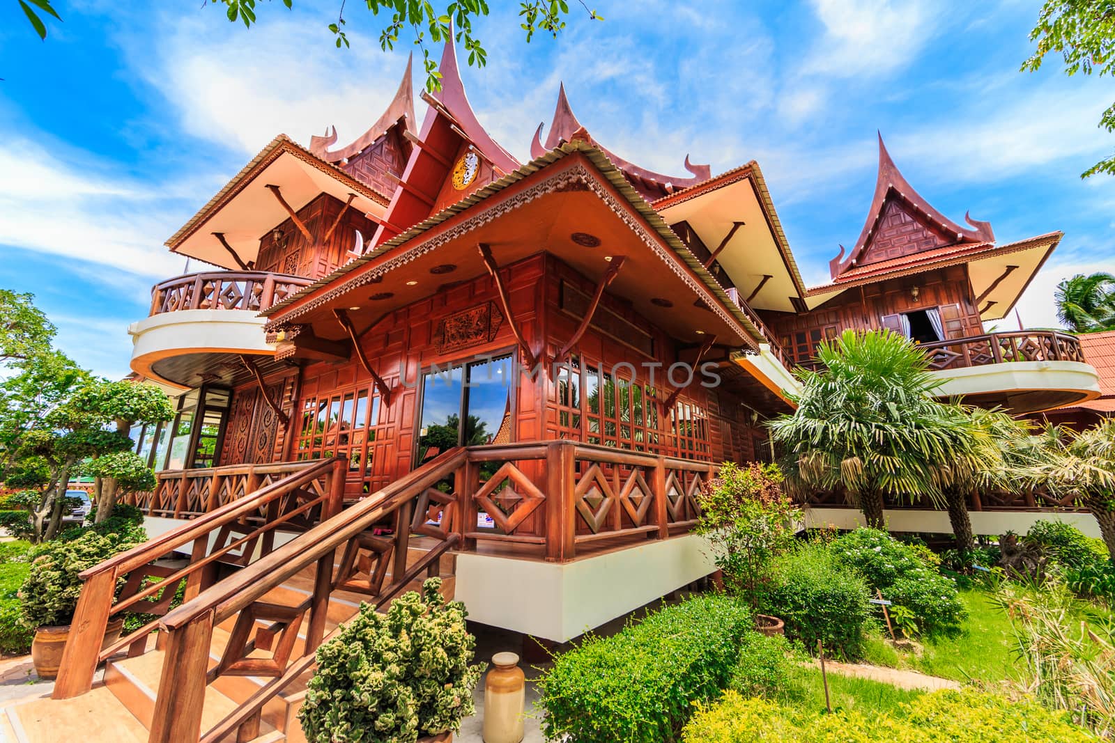 thai house by worachatsodsri