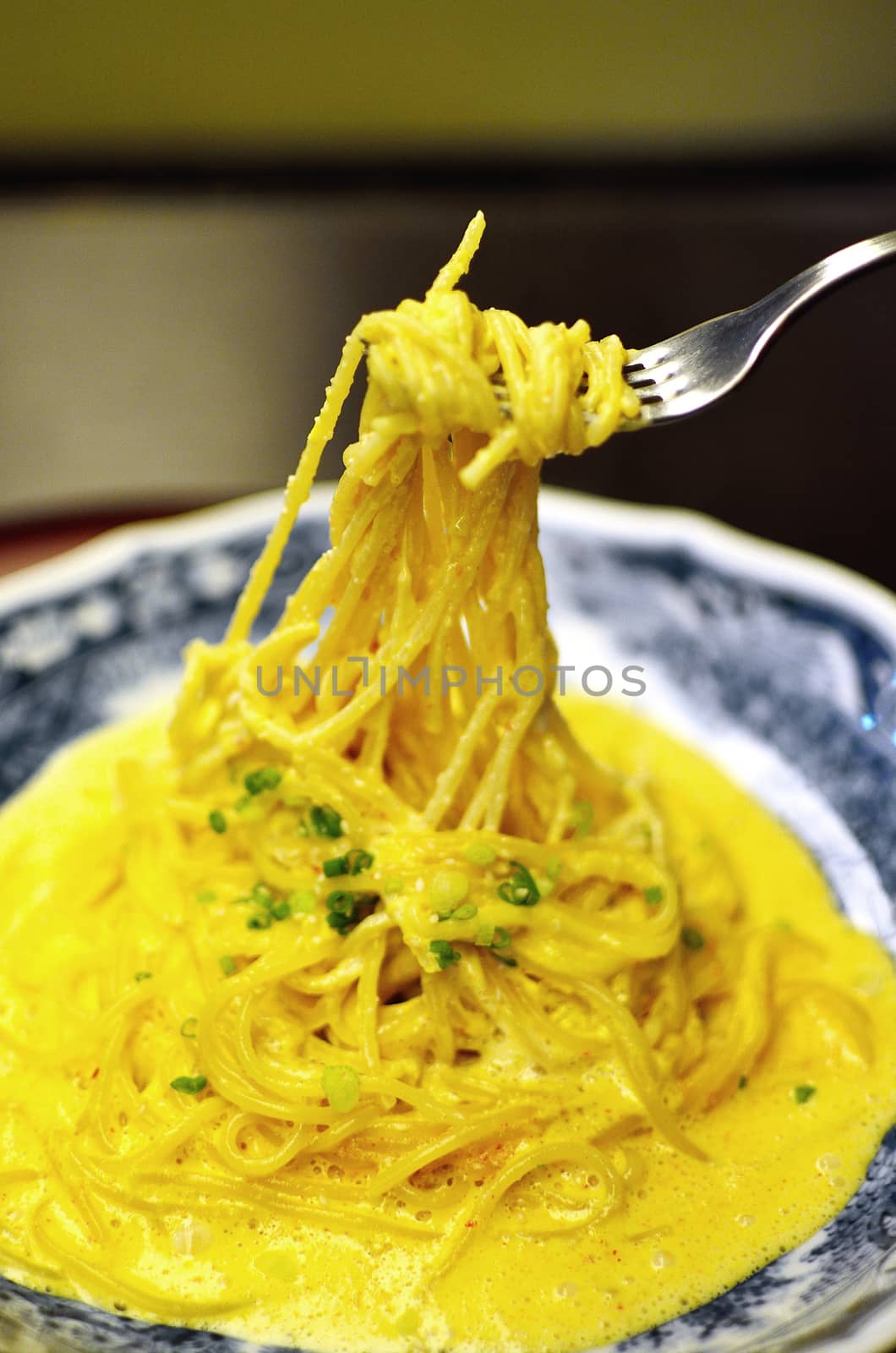 Spaghetti carbonara rolled with fork