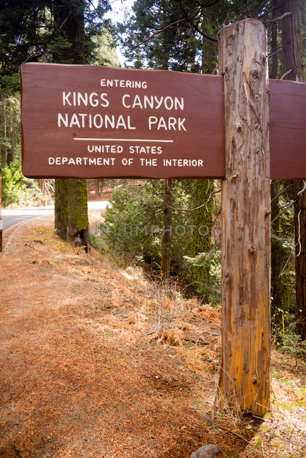 A beautiful sign showing the entrance to Kings Canyon