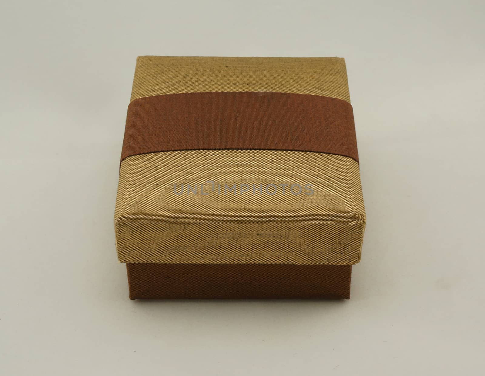 Gift box cover with a lid. The exterior is made from fabric with gold and brown color.                              