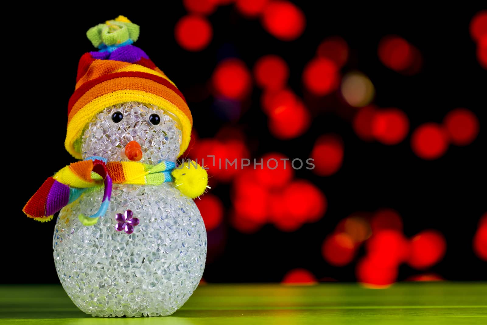 Snowman and red  light bulb by Chattranusorn09