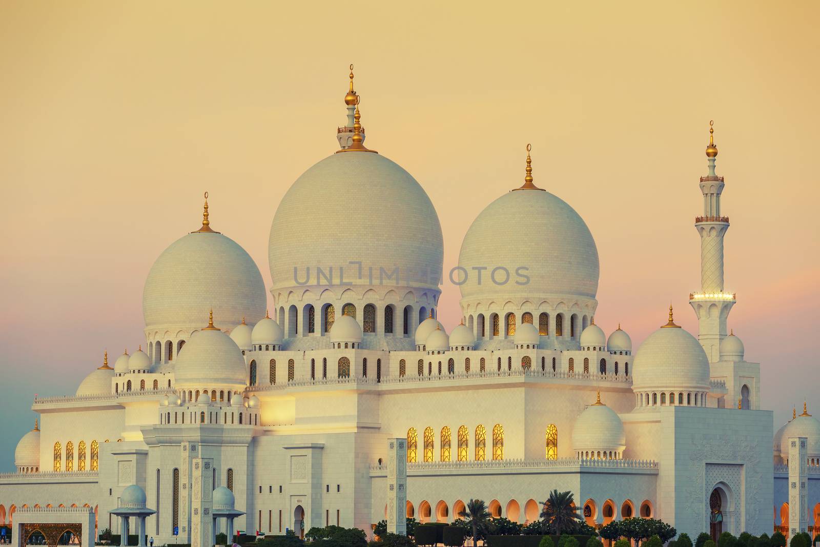 Abu Dhabi Sheikh Zayed Mosque at sunset