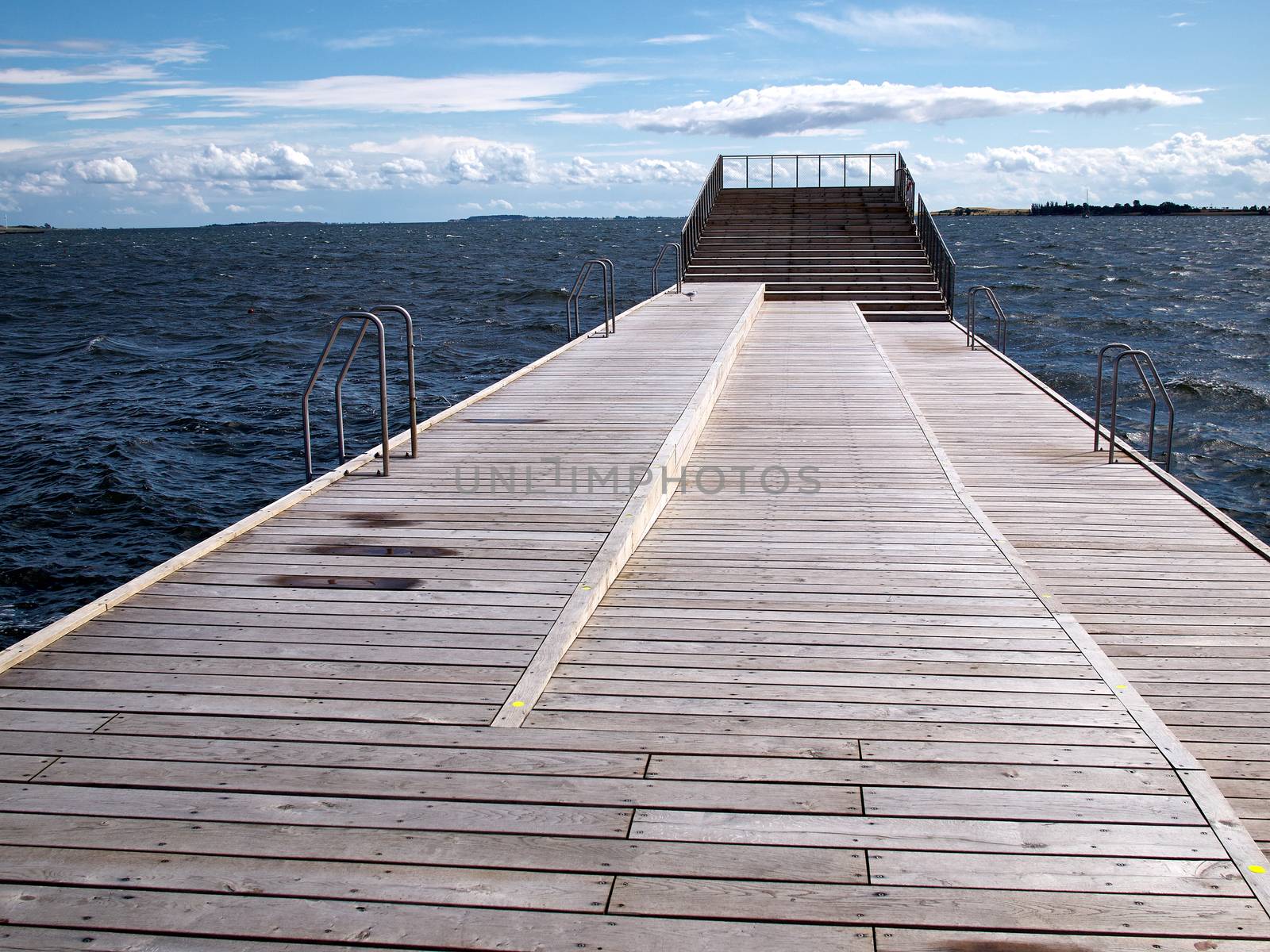 Modern sun bathing relax deck by Ronyzmbow