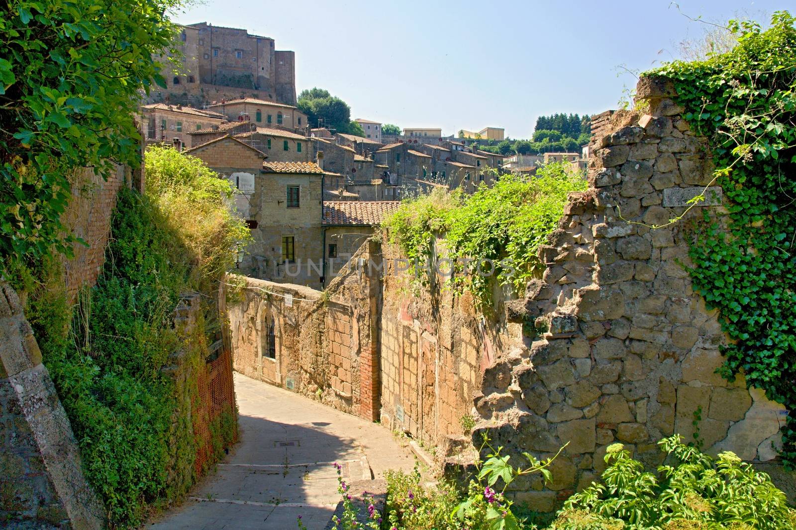 Photo shows a general view of the Tuscany city of Sovana.