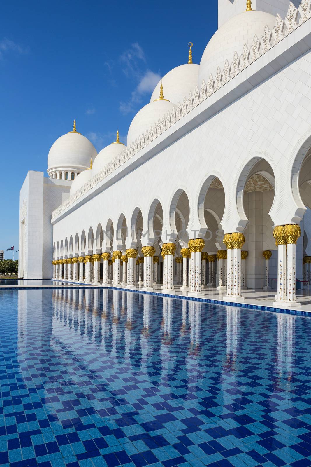 Sheikh Zayed mosque at Abu-Dhabi by vwalakte