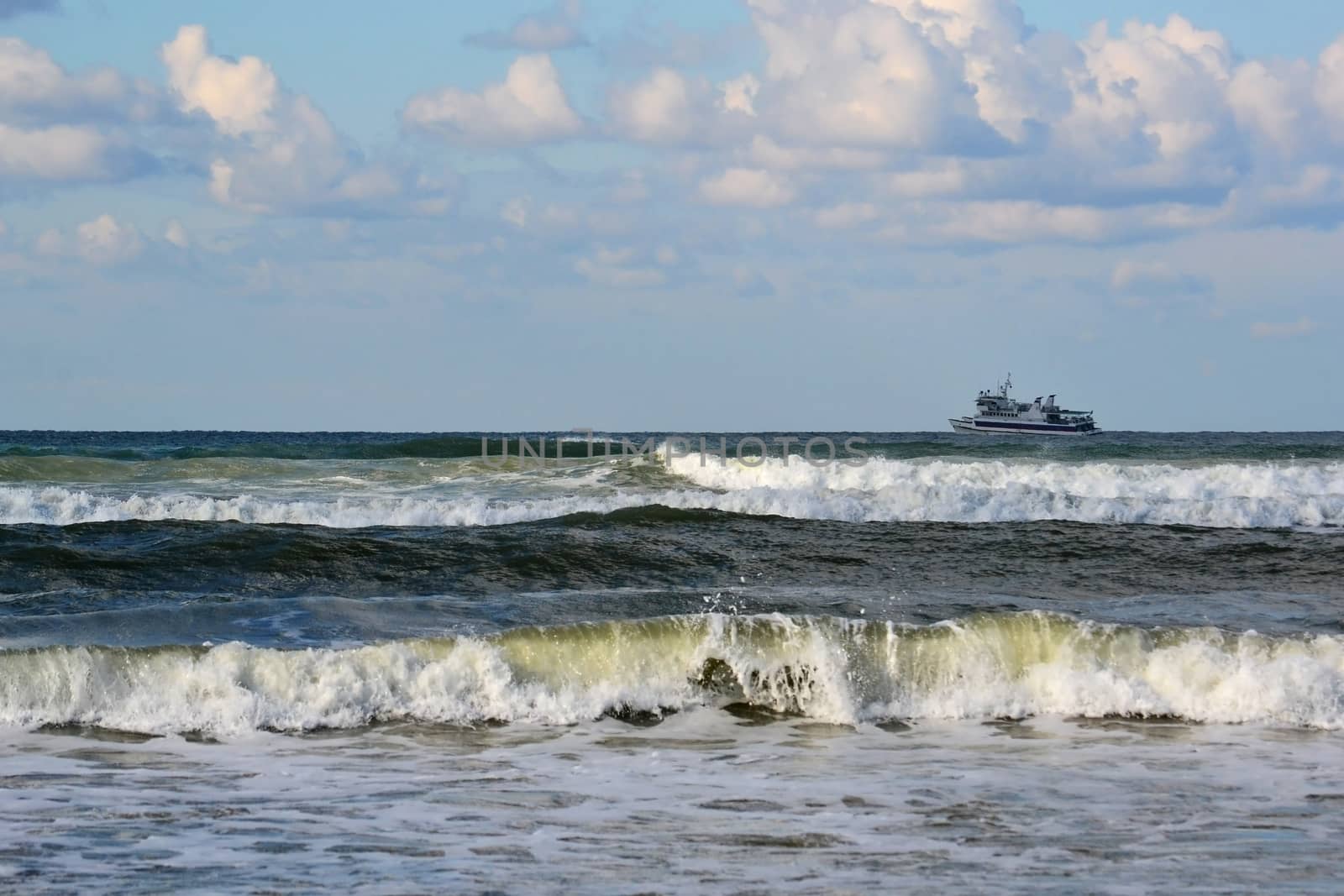 Катамаран на волнах Черного моря летом by veronka72