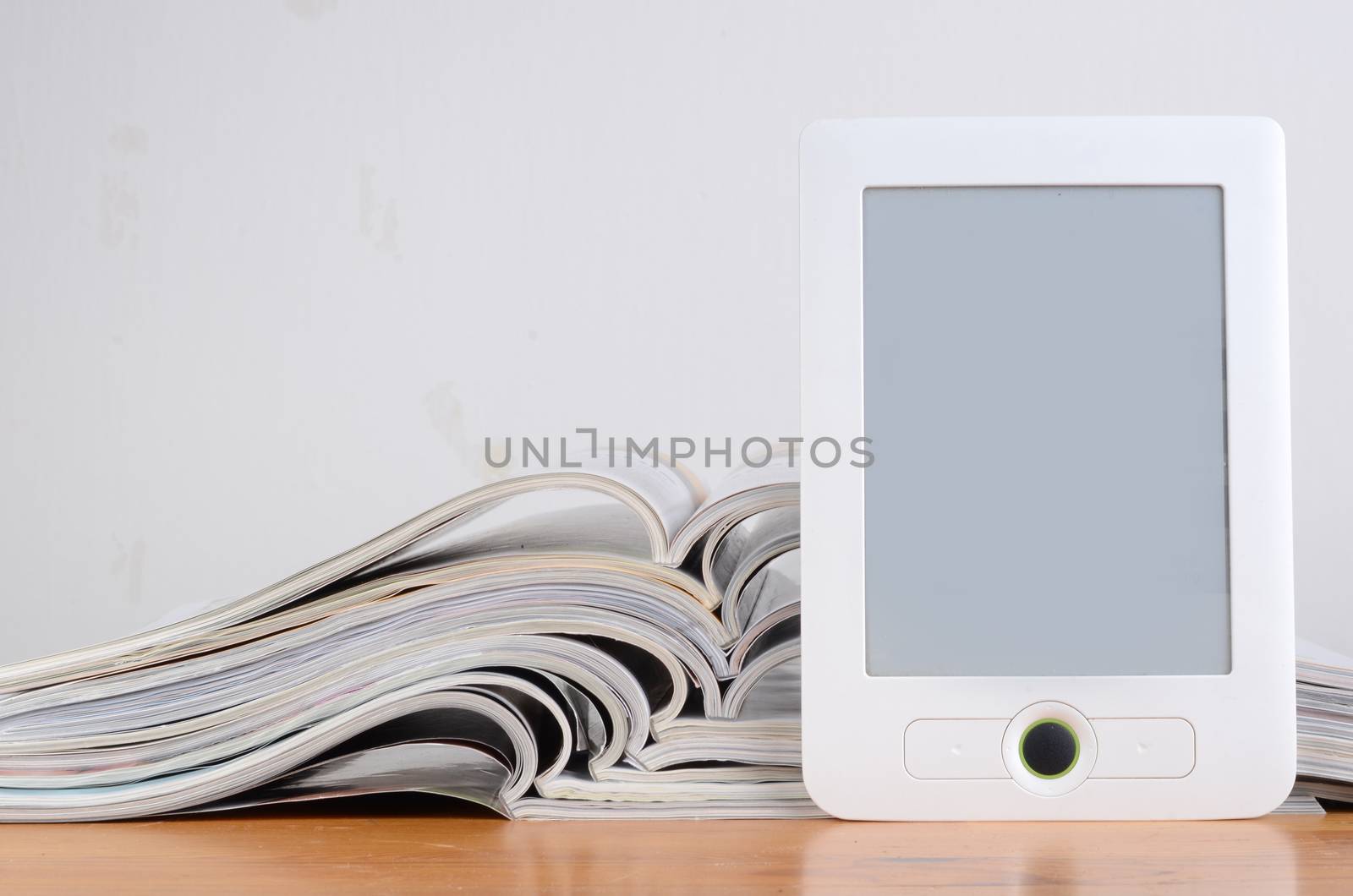 magazines and ereader by sarkao