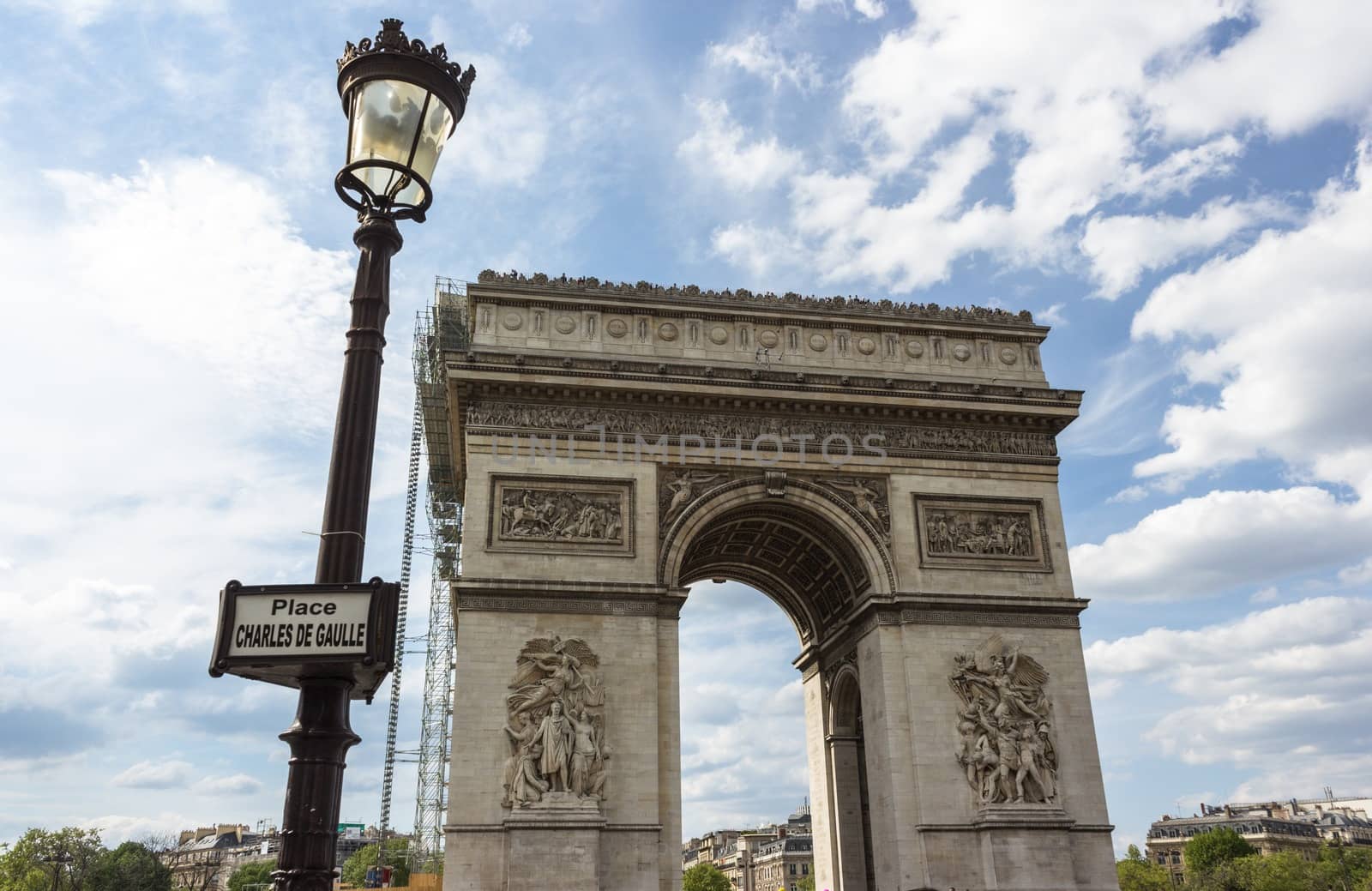 The triumphal arch at the beginning of the Avenue des Champs-��lys��es was commissioned by Napoleon Bonaparte in 1806
