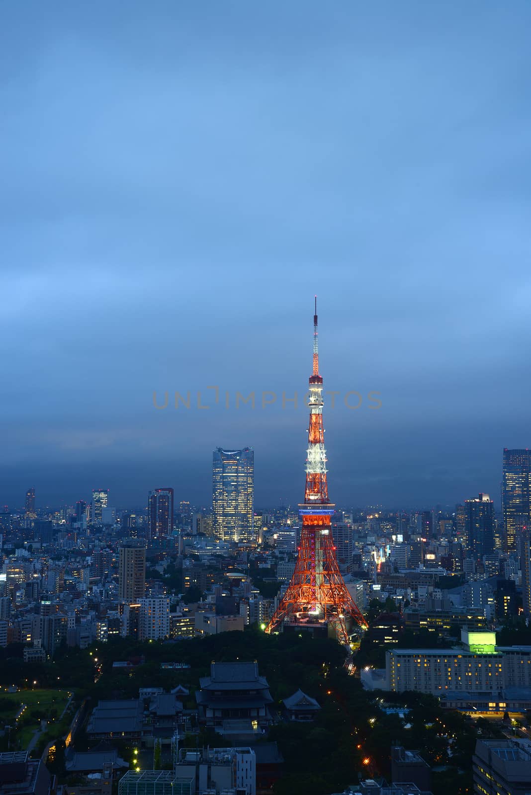 a famous landmark of tokyo tower at night 