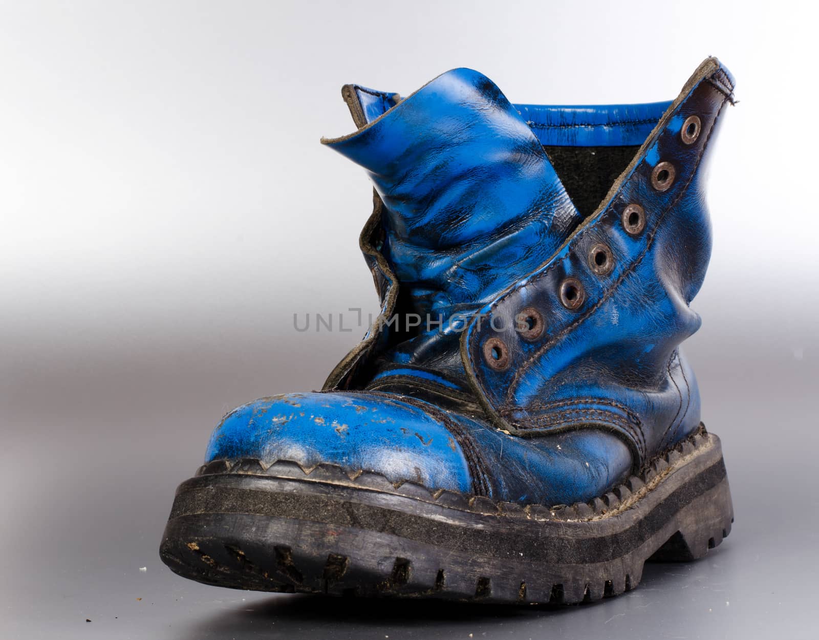 old boot by sarkao