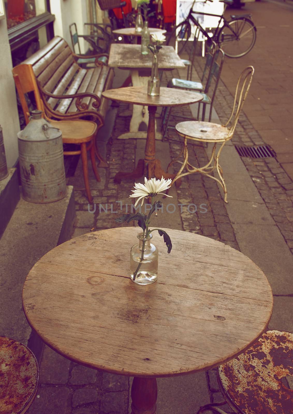 Sidewalk Cafe by zhekos