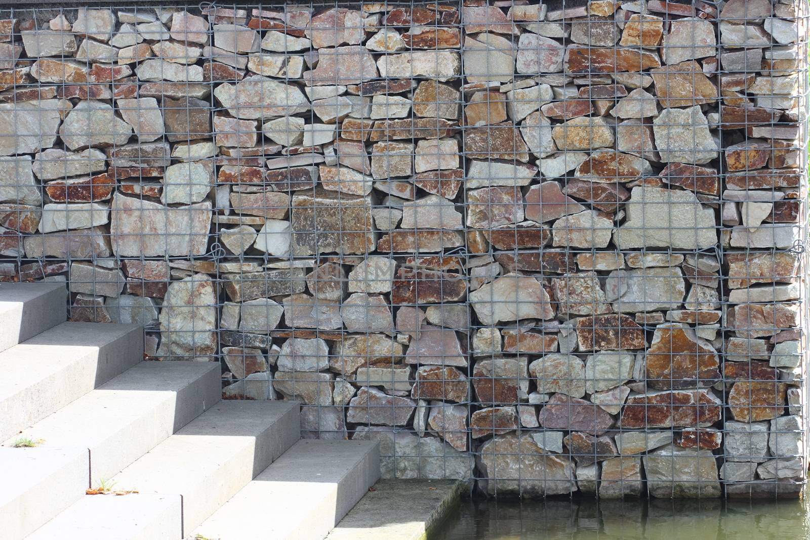 Rock basket (gabions) filled with quartzite stone 
