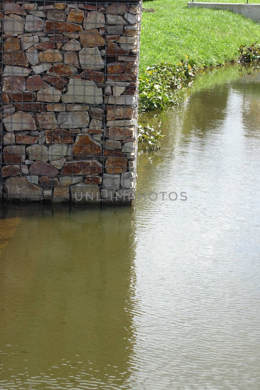 Rock basket (gabions) filled with quartzite stone 