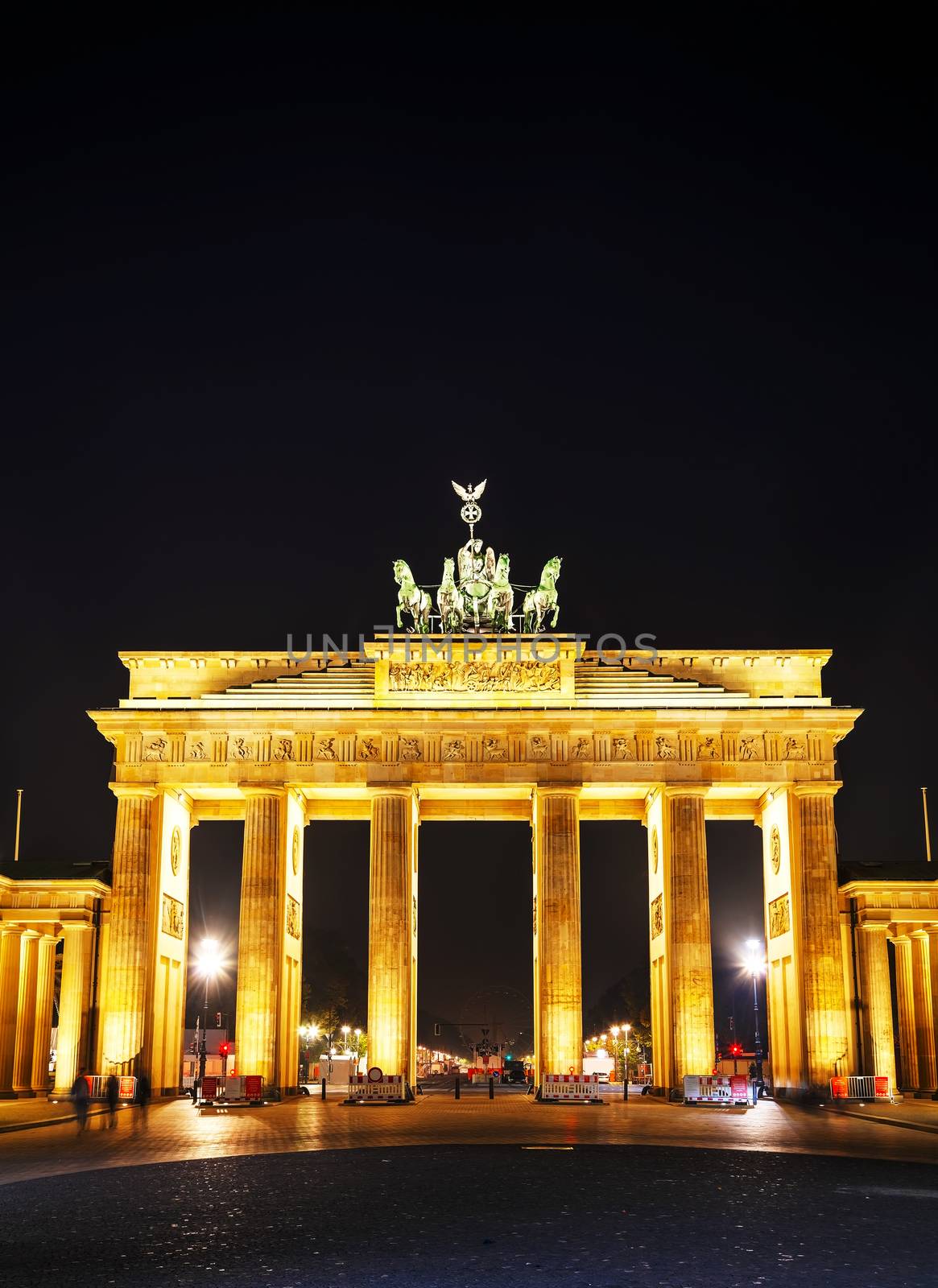 Brandenburg gate (Brandenburger Tor) in Berlin, Germany at night