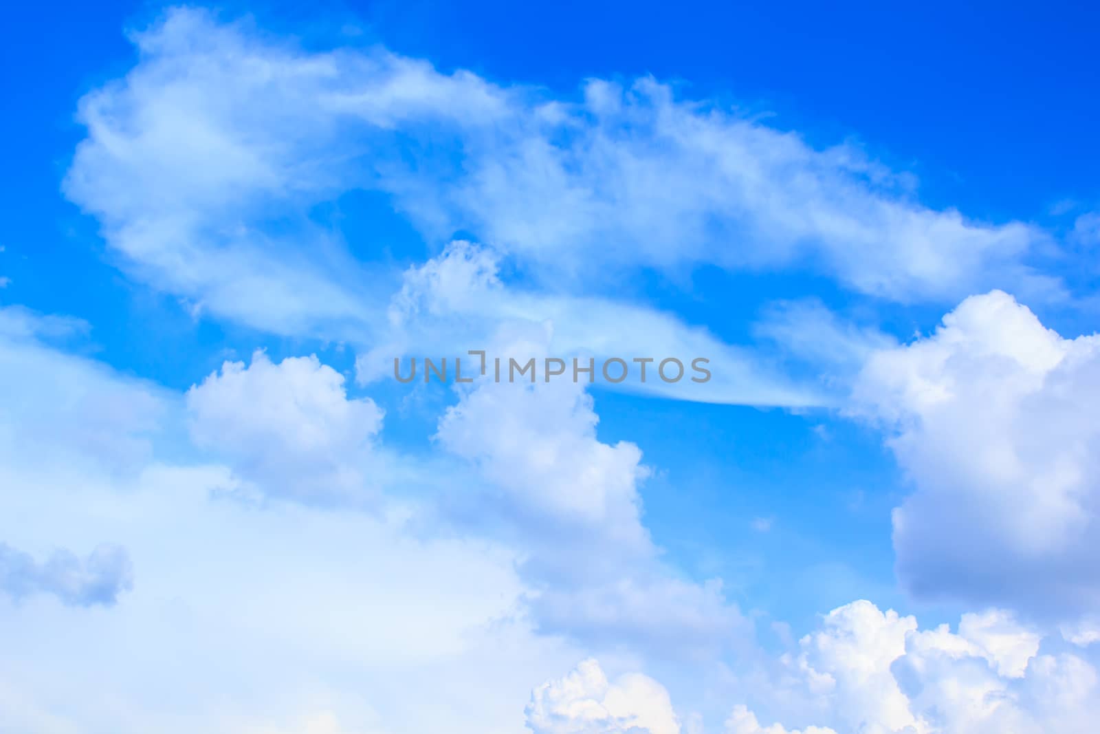 clouds in the blue sky is very beautiful.