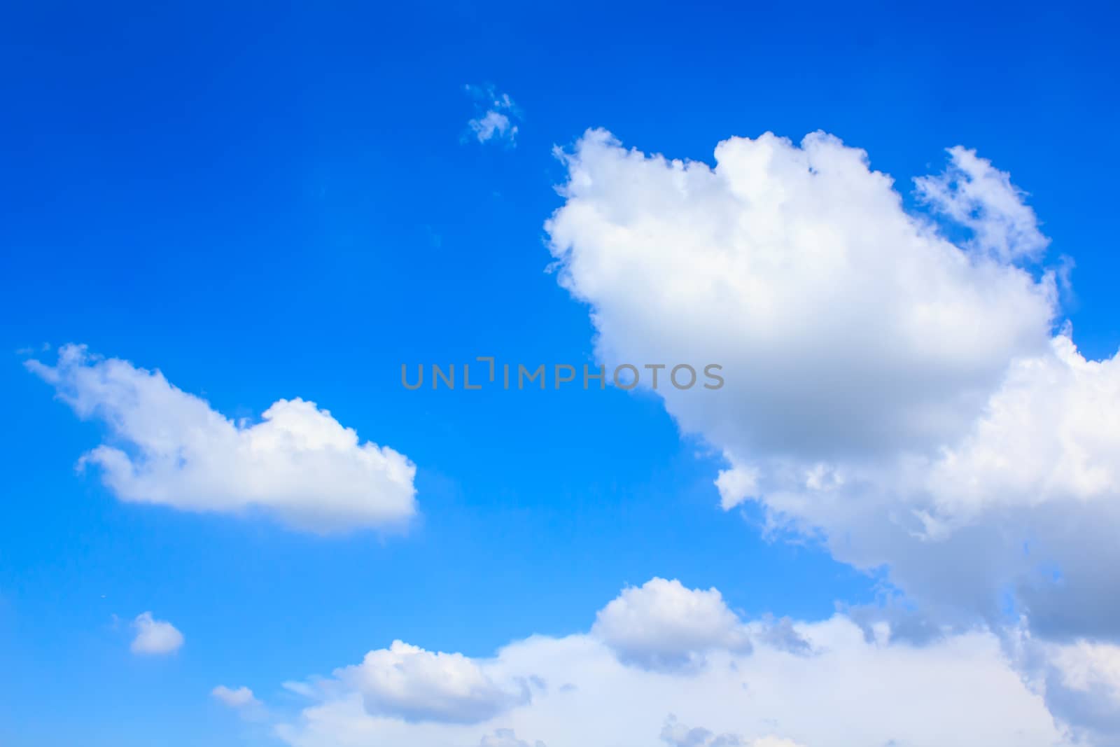 clouds in the blue sky is very beautiful.