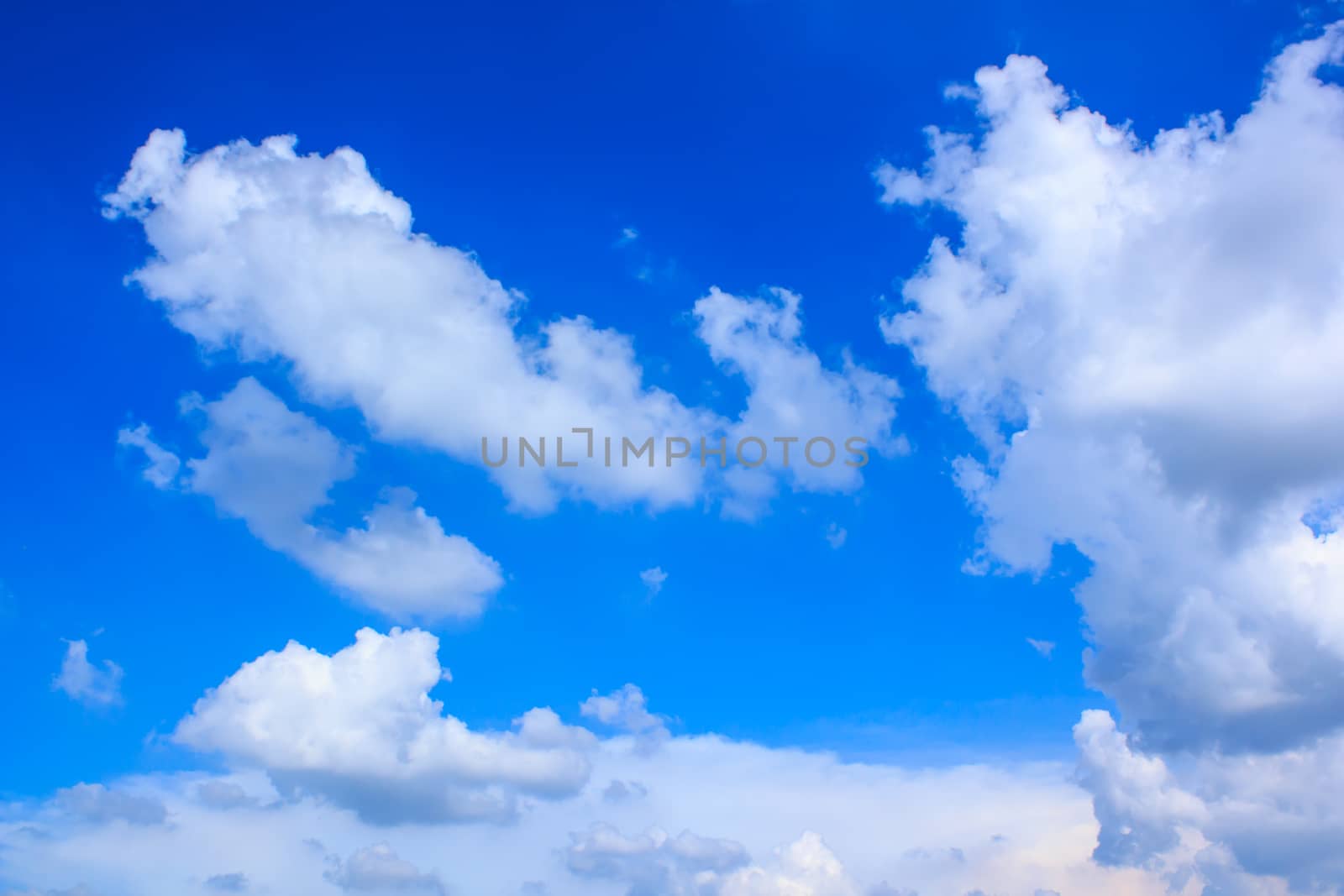clouds in the blue sky is very beautiful.
