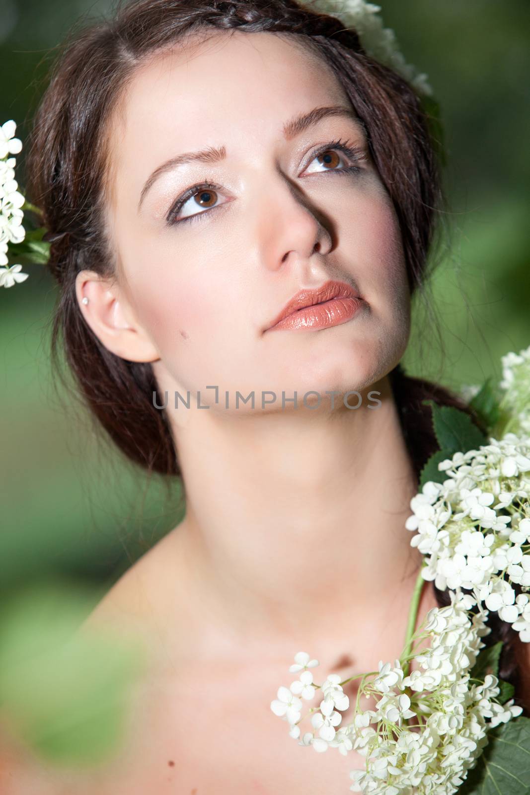 Young beauty woman in the forest whith beautiful looks