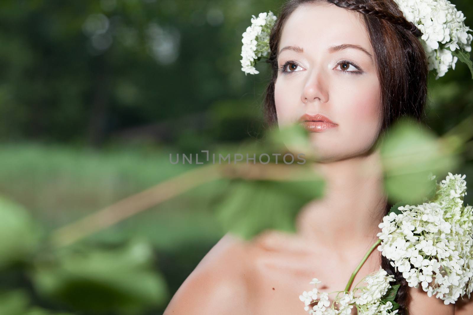 Young beauty woman in the forest whith beautiful looks