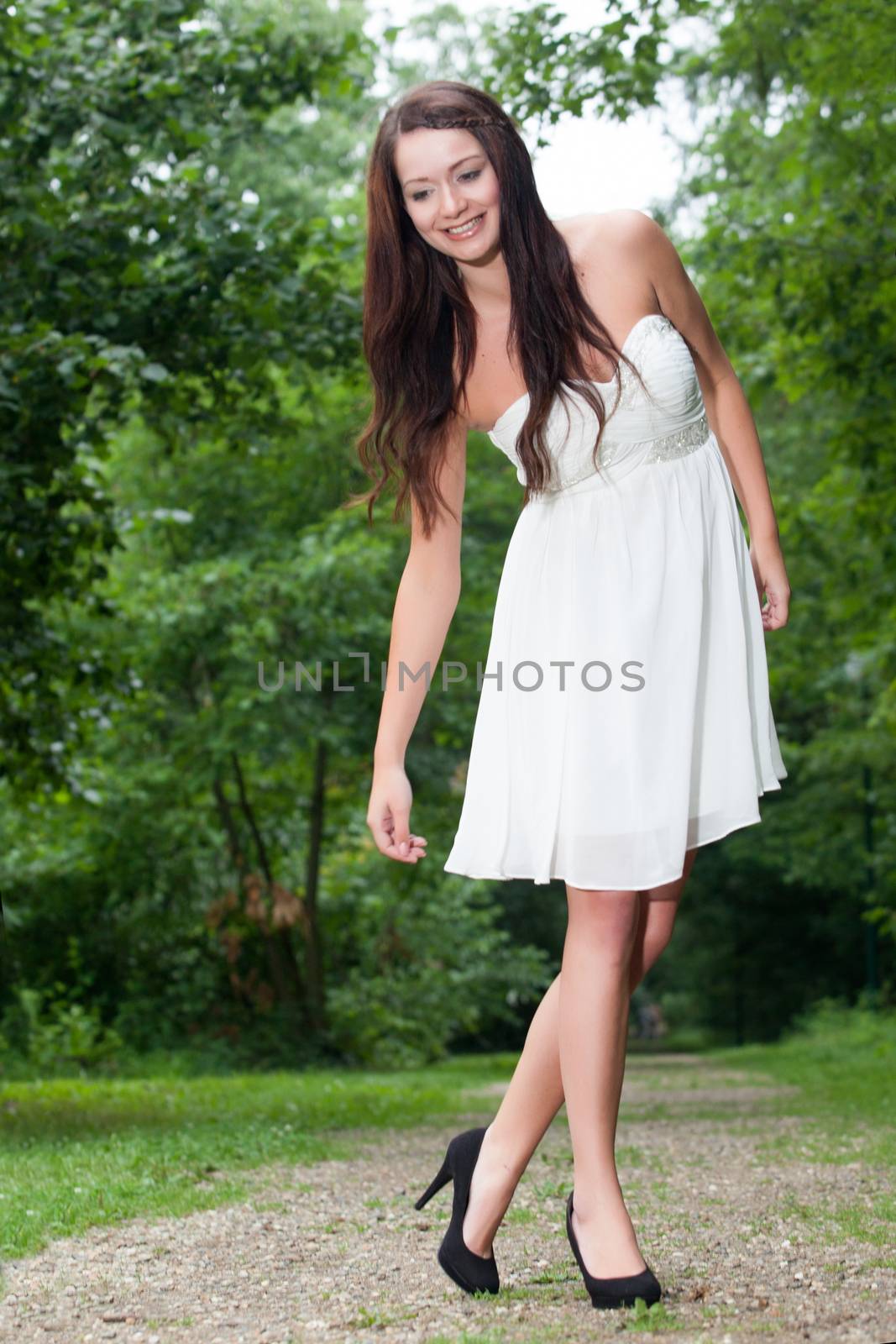 Young beauty woman in the forest whith beautiful looks