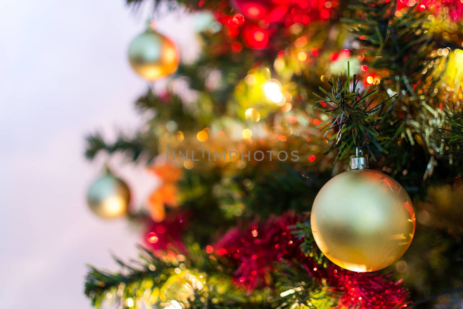 christmas tree with gold and red decorations