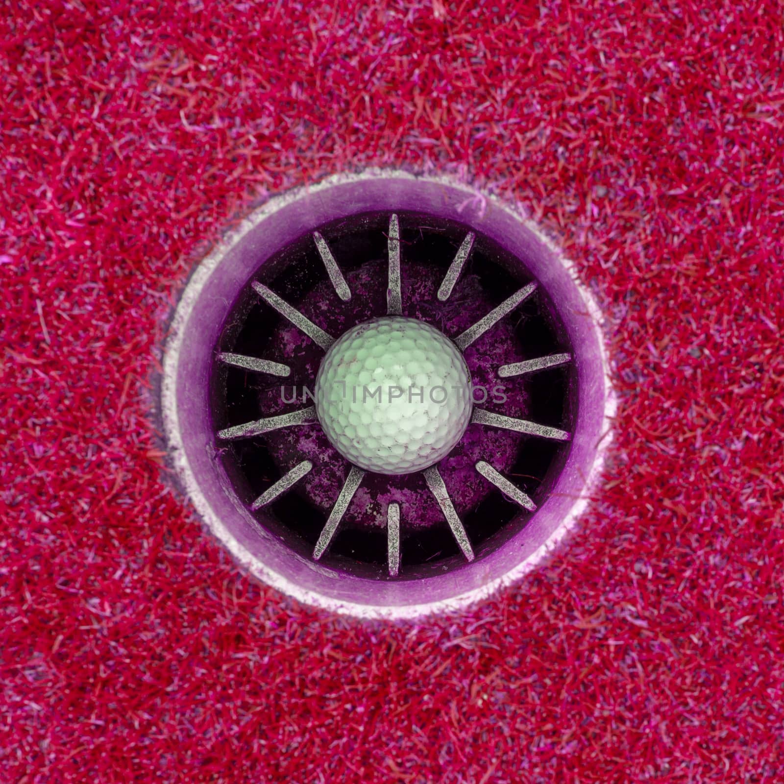 Hole in One - Golf ball in the cup, pink