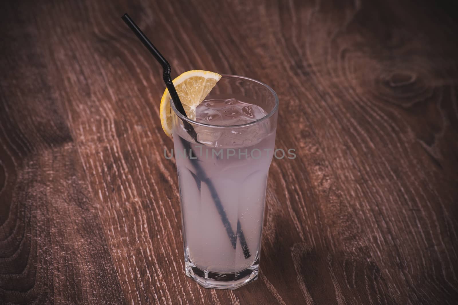 ice cold lemonade with lemon in glass