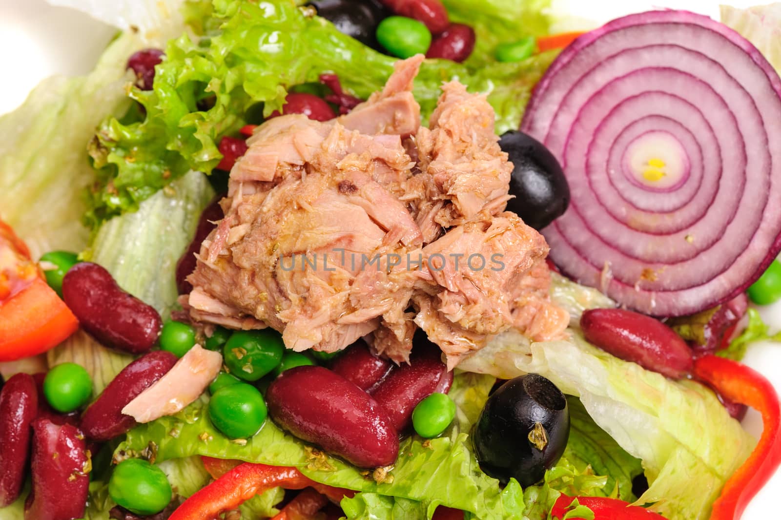 Tuna salad with lettuce, onion, red beans, tomato, green peas and other vegetables