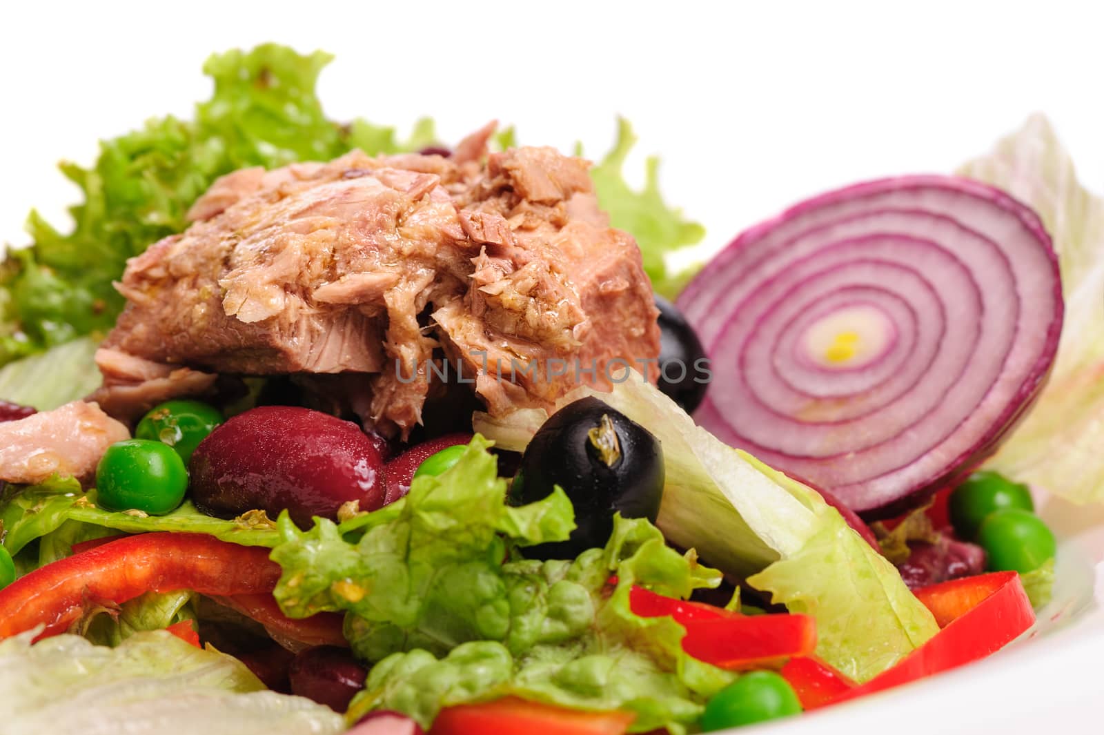 Tuna salad with lettuce, onion, red beans, tomato, green peas and other vegetables