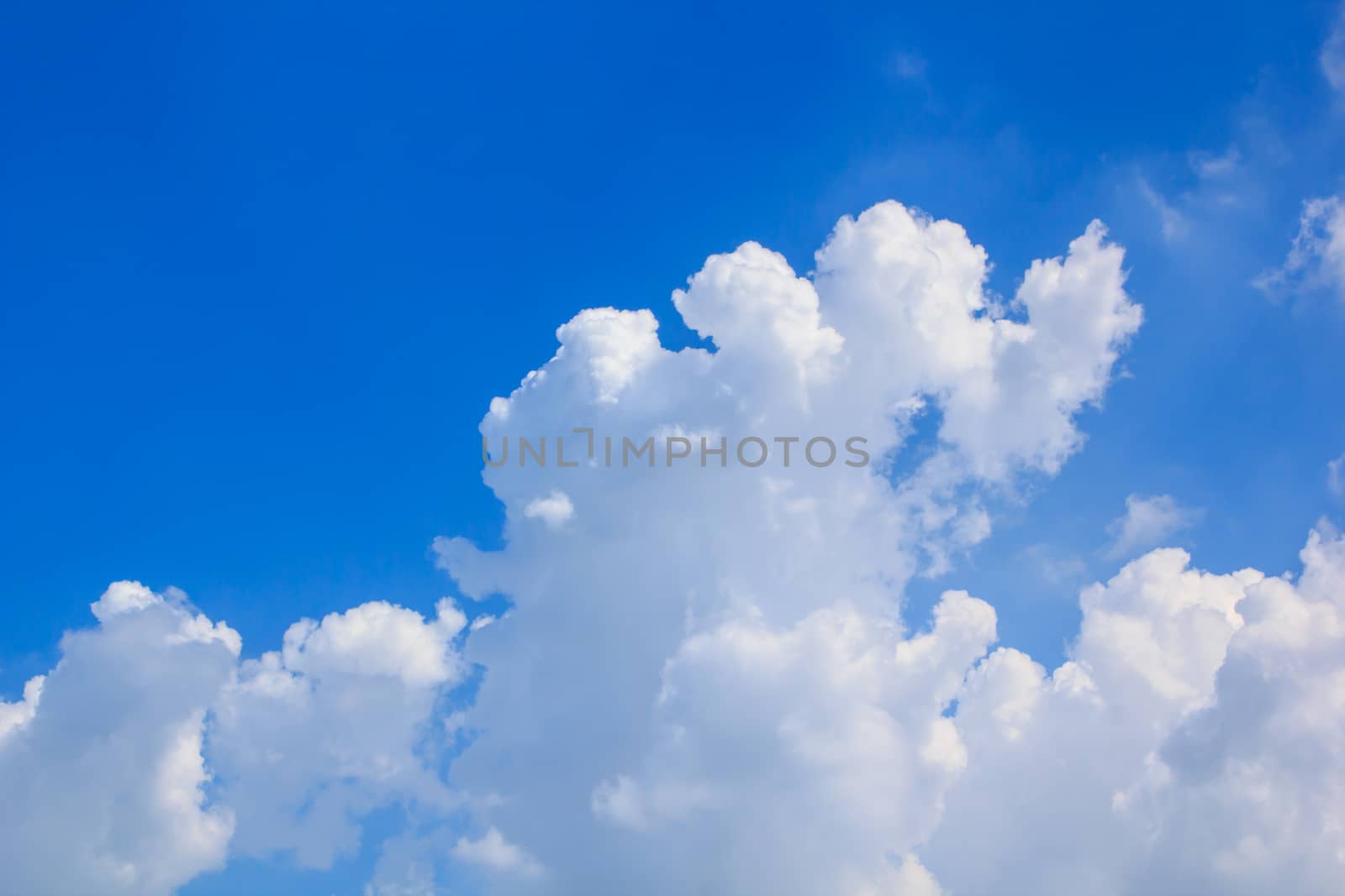 clouds in the blue sky is very beautiful.