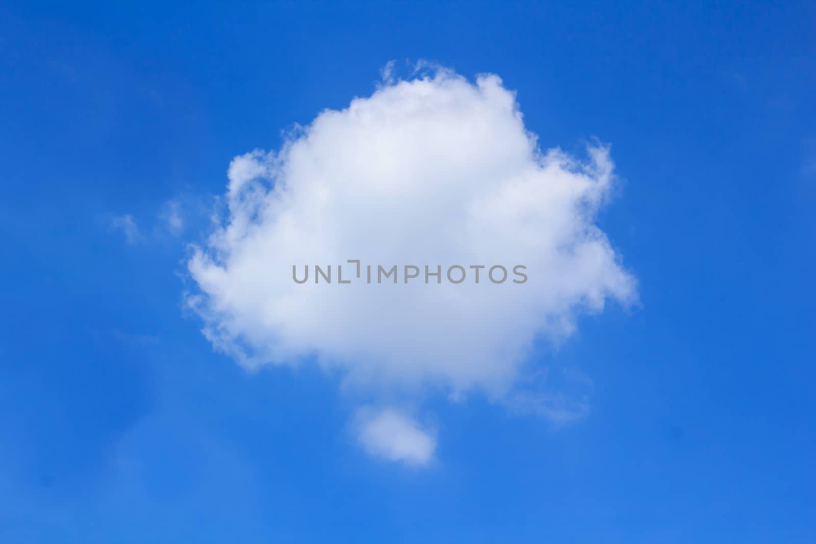 clouds in the blue sky is very beautiful.