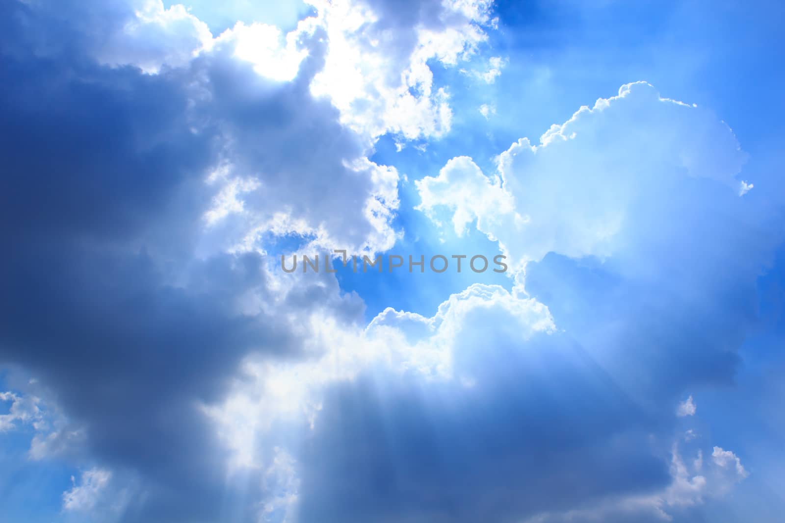 clouds in the blue sky is very beautiful.