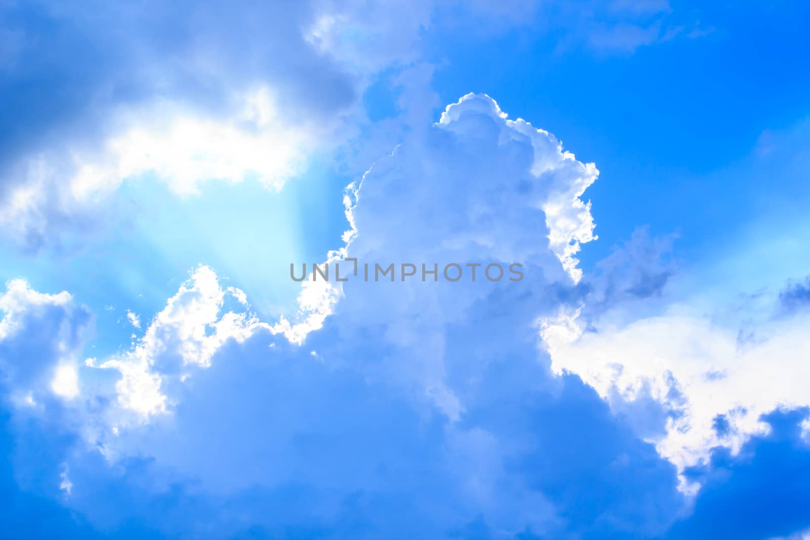 clouds in the blue sky is very beautiful.