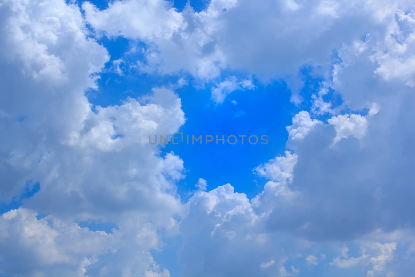 clouds in the blue sky is very beautiful.