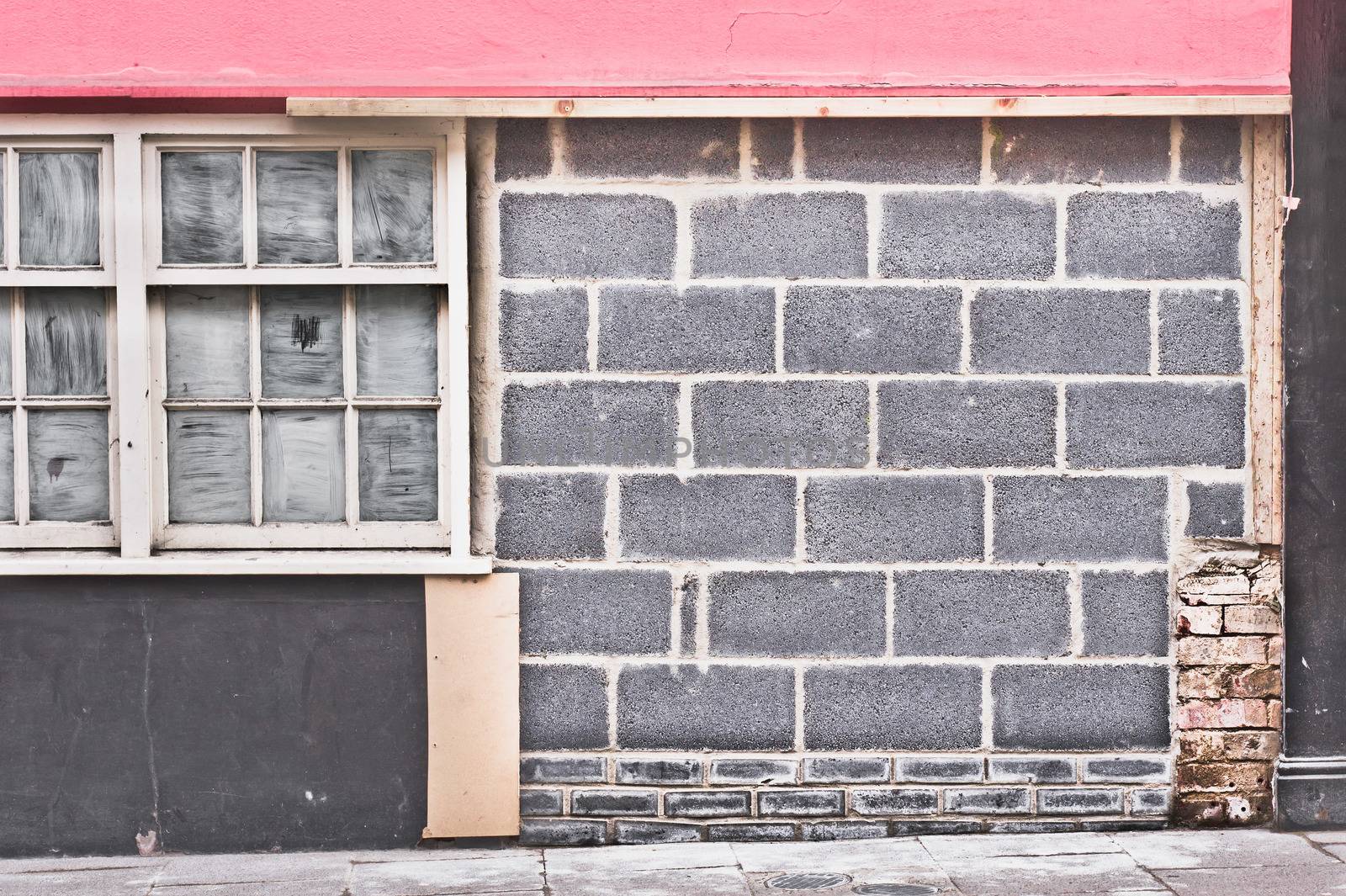 Repairs to the wall of a house with insertion of insulation