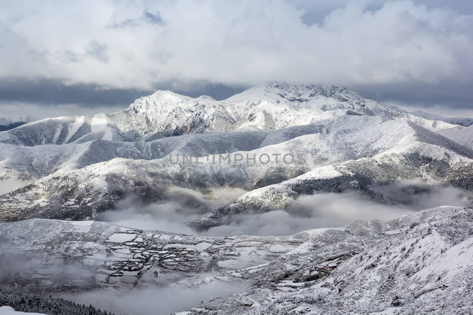 layer mountain ridge snow landscape neighbourhood of huanglong china