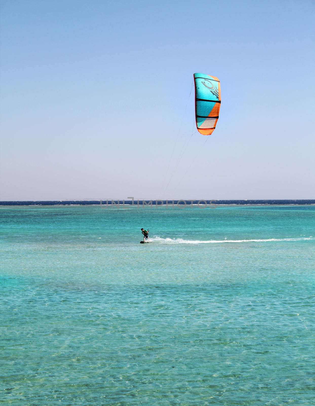 Kitesurfer in tropical