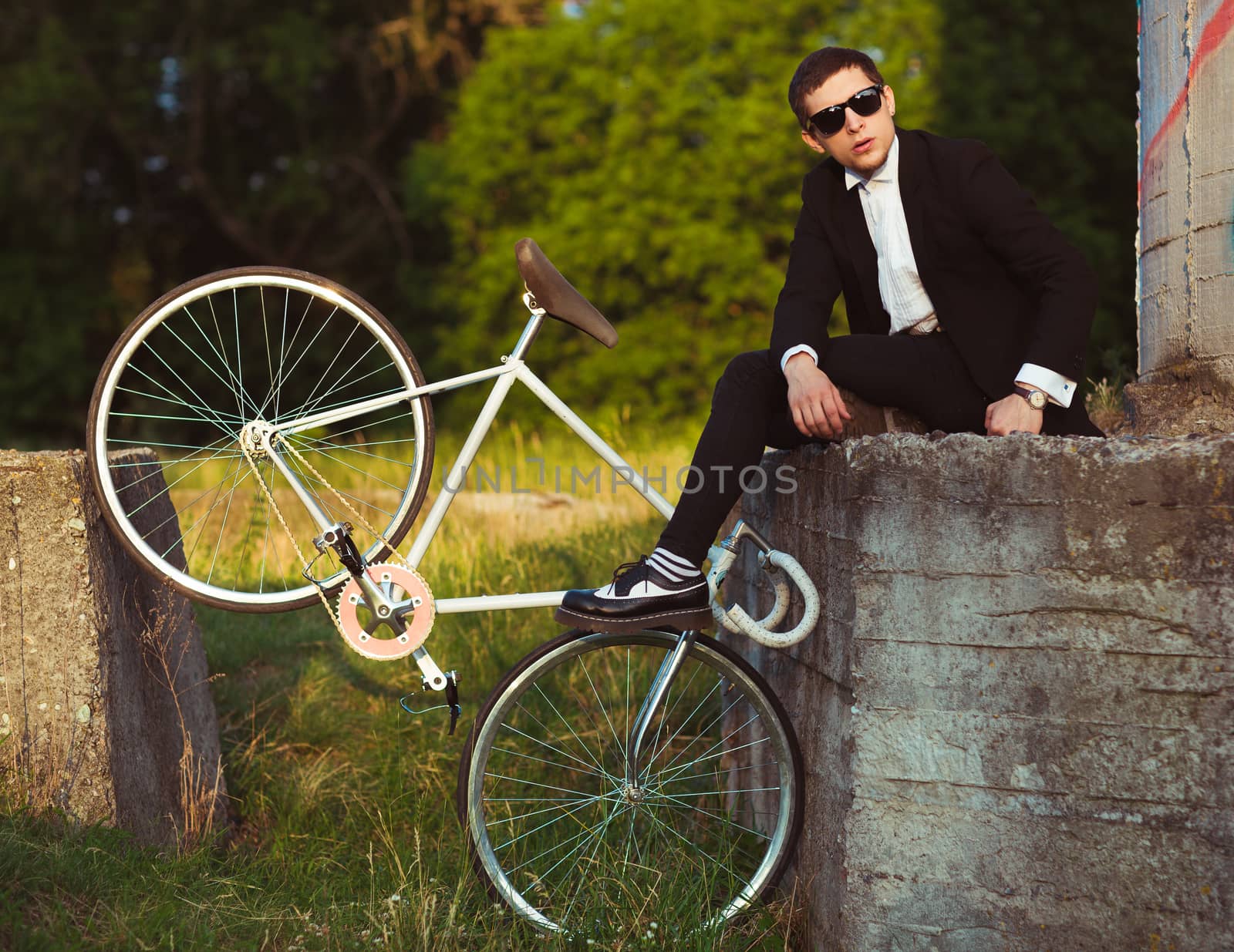 Young stylish guy with fixed gear bicycle outdoors